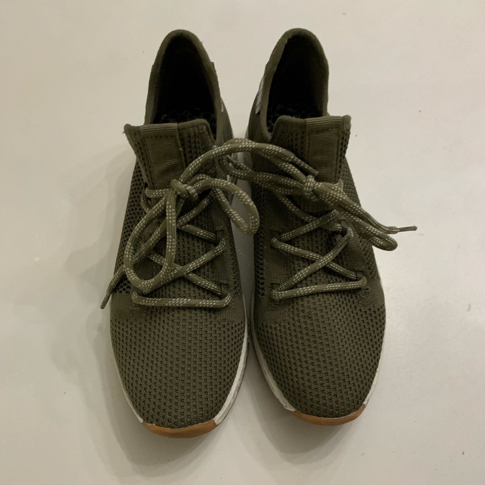 Like New J Slides Mesh Sneaker Size 7 - image 1